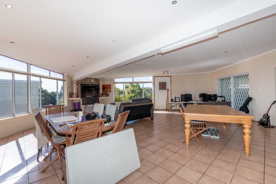 8 Bedroom Property for Sale in Middedorp Western Cape